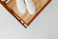 Sneaker tips voor heren op een professionele werkvloer