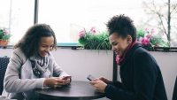 Steeds meer mannen deleten Tinder, en dat loont