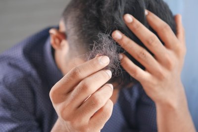 Waarom steeds meer mannen nu ook hun hoofdhuid verzorgen
