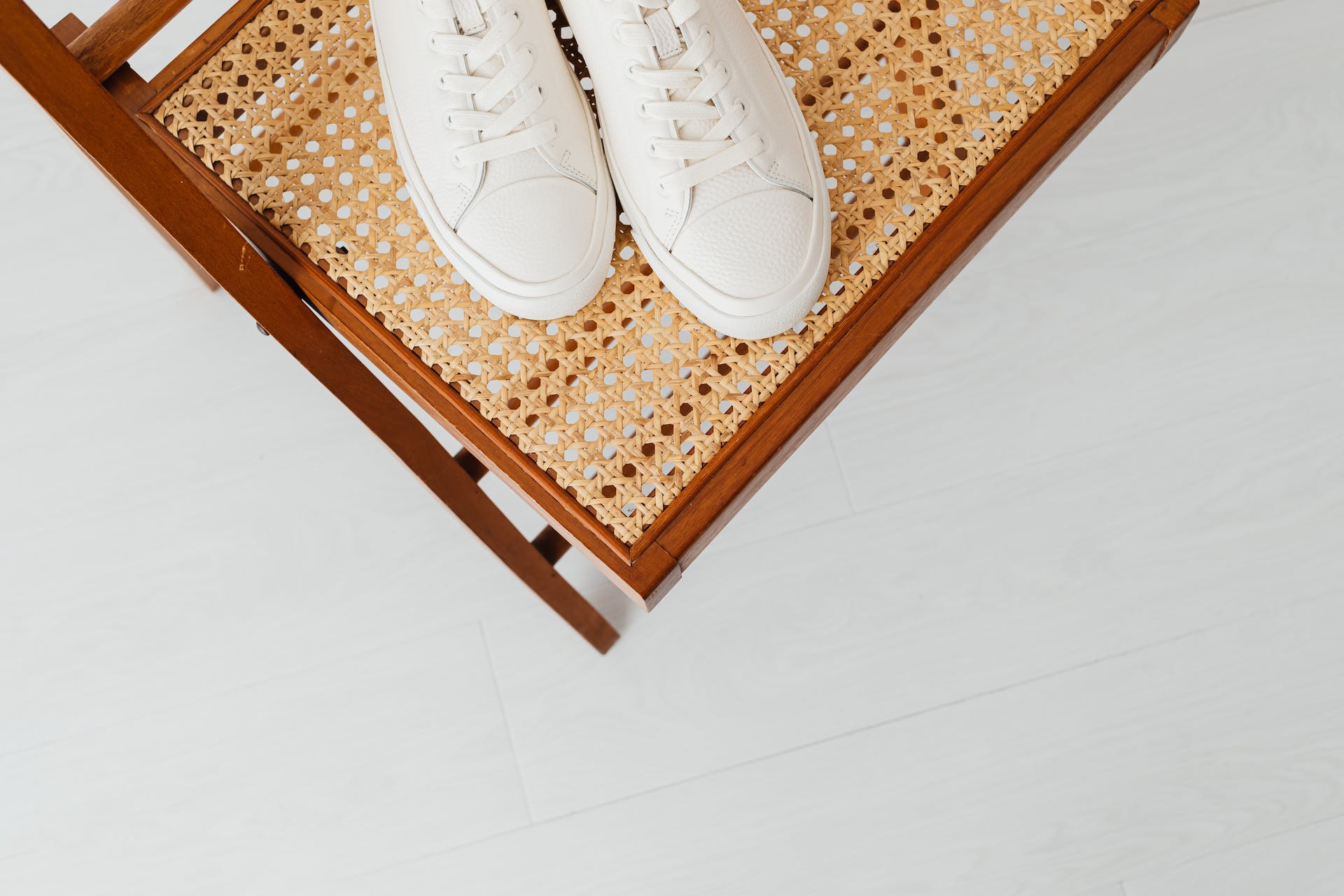 Sneaker tips voor heren op een professionele werkvloer